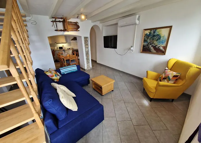Beach House Bassi